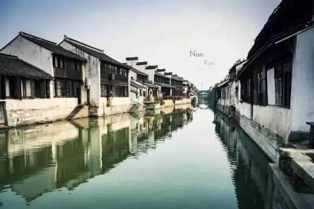 这是什么思维，两个男的喜欢一个女的，一个男的上去直接表白然后女生跑了，另一个找女孩价钱吃饭然后好了游戏画面